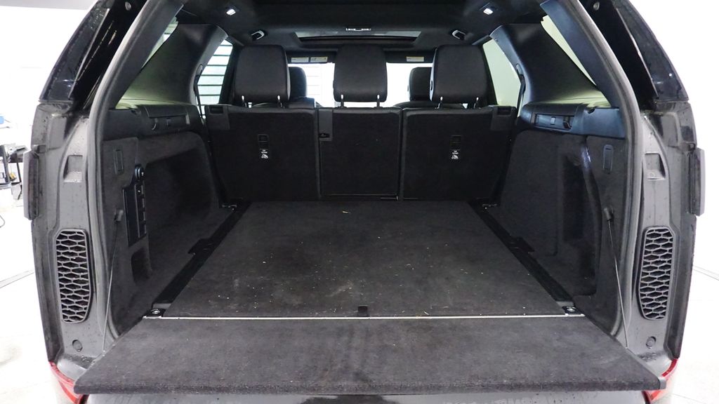 Thumbnail: 2020 Land Rover Discovery - 17