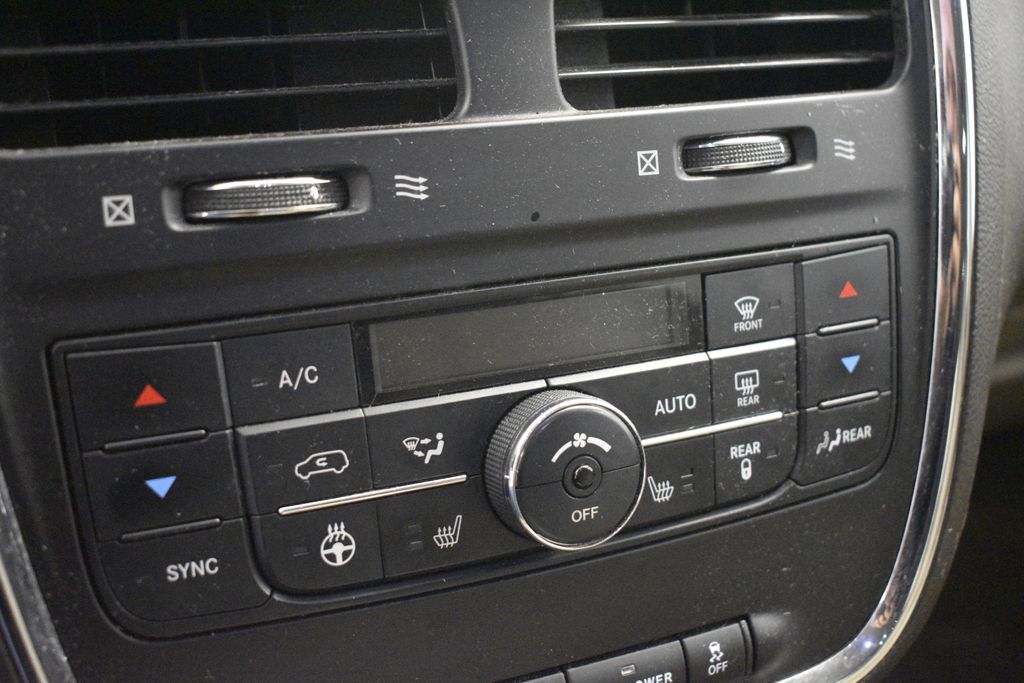 Thumbnail: 2015 Chrysler Town & Country - 34