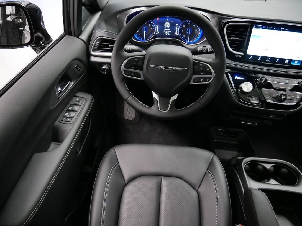 Thumbnail: 2026 Chrysler Pacifica - 25