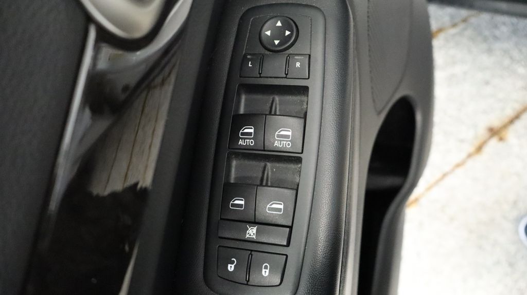 Thumbnail: 2012 Jeep Grand Cherokee - 27