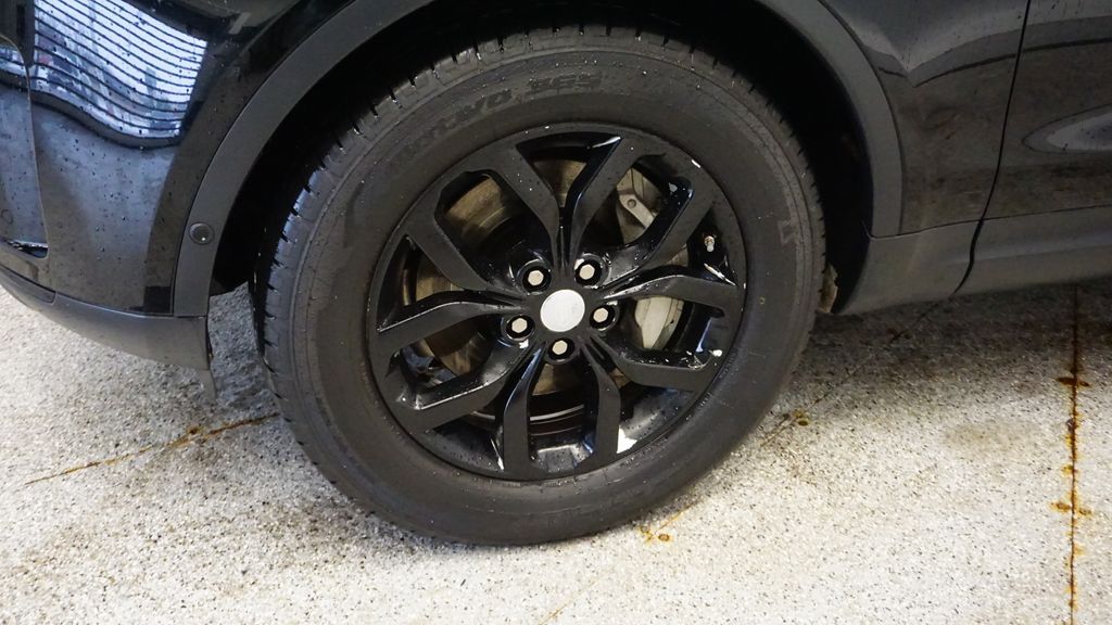 Thumbnail: 2020 Land Rover Discovery - 13