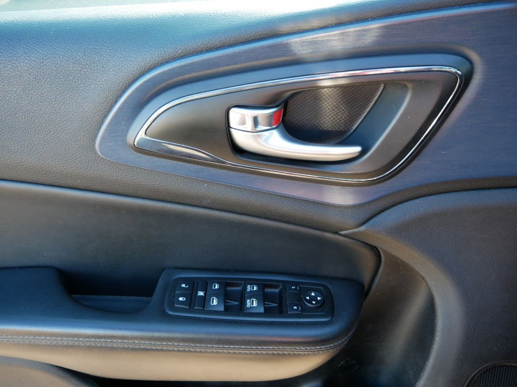 2015 Chrysler 200 S 22