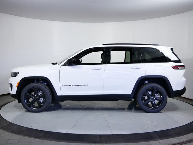 Thumbnail: 2024 Jeep Grand Cherokee - 16