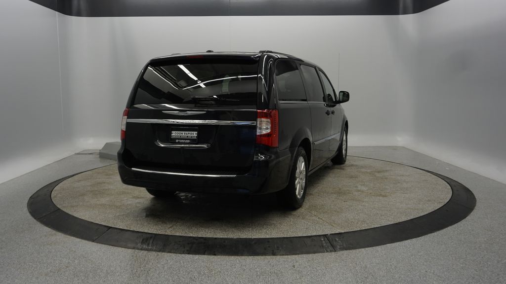 Thumbnail: 2014 Chrysler Town & Country - 9