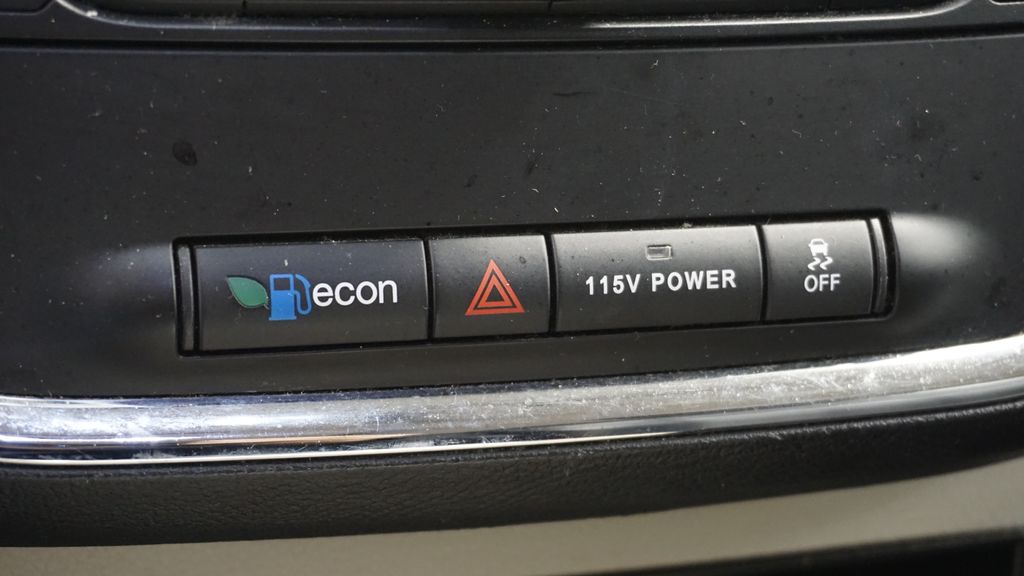 Thumbnail: 2014 Chrysler Town & Country - 38