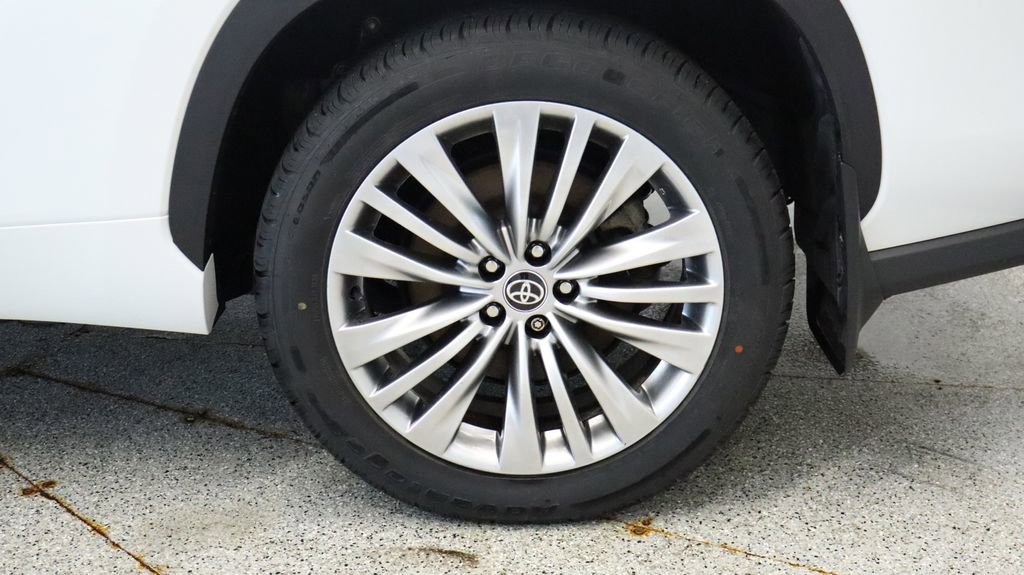 Thumbnail: 2022 Toyota Highlander - 15