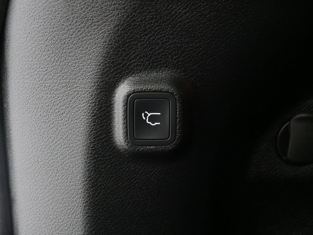 Thumbnail: 2022 Jeep Cherokee - 12