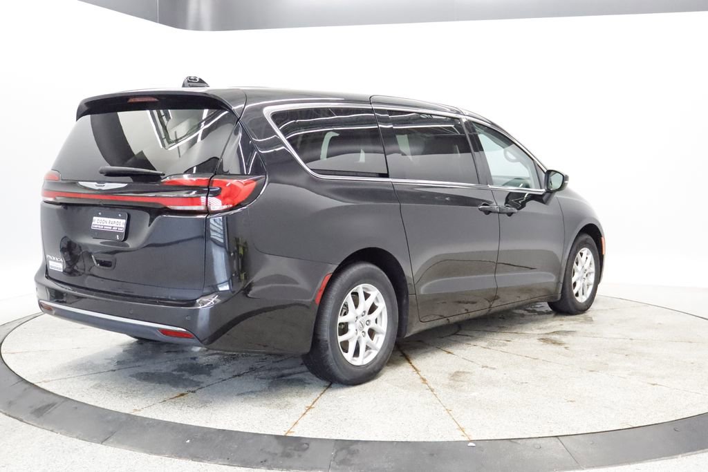 Thumbnail: 2023 Chrysler Pacifica - 6