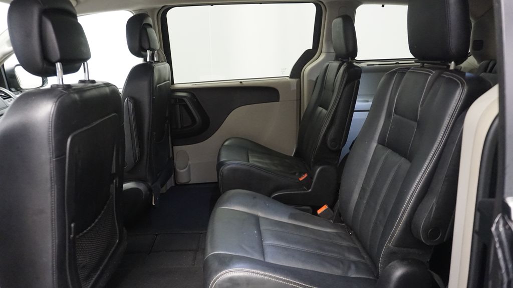 Thumbnail: 2014 Chrysler Town & Country - 25