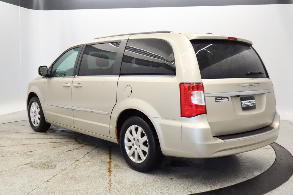 Thumbnail: 2014 Chrysler Town & Country - 3