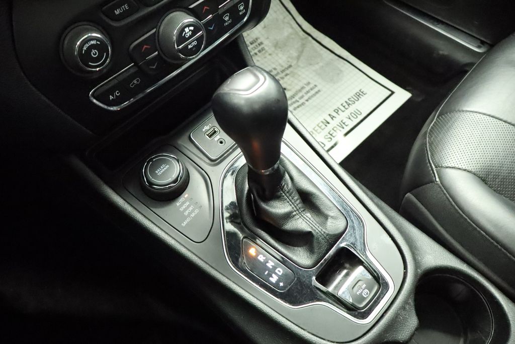 Thumbnail: 2021 Jeep Cherokee - 37