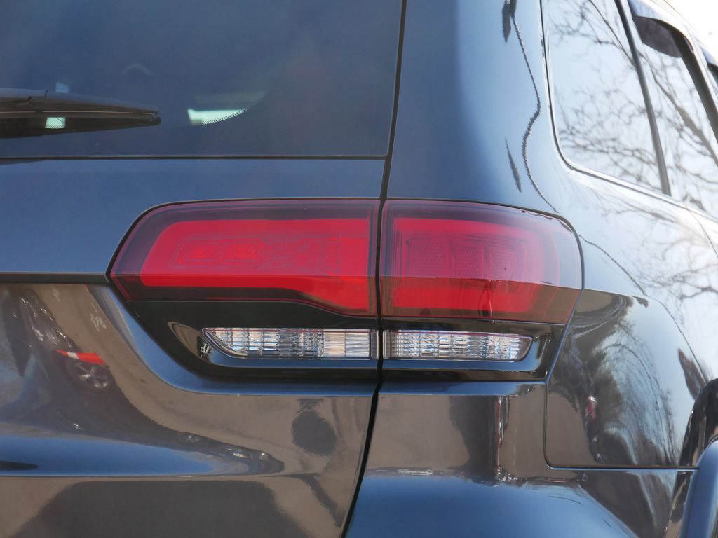 Thumbnail: 2017 Jeep Grand Cherokee - 17