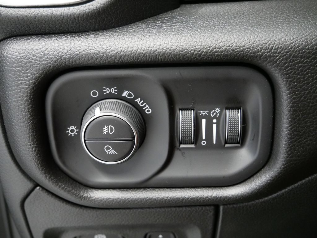 Thumbnail: 2026 RAM 1500 - 32