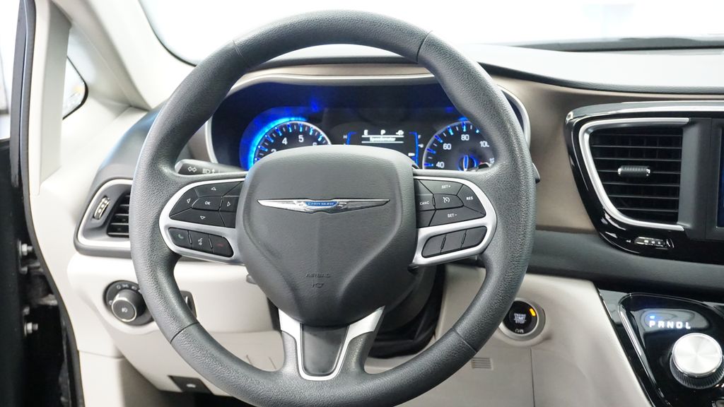 Thumbnail: 2018 Chrysler Pacifica - 23