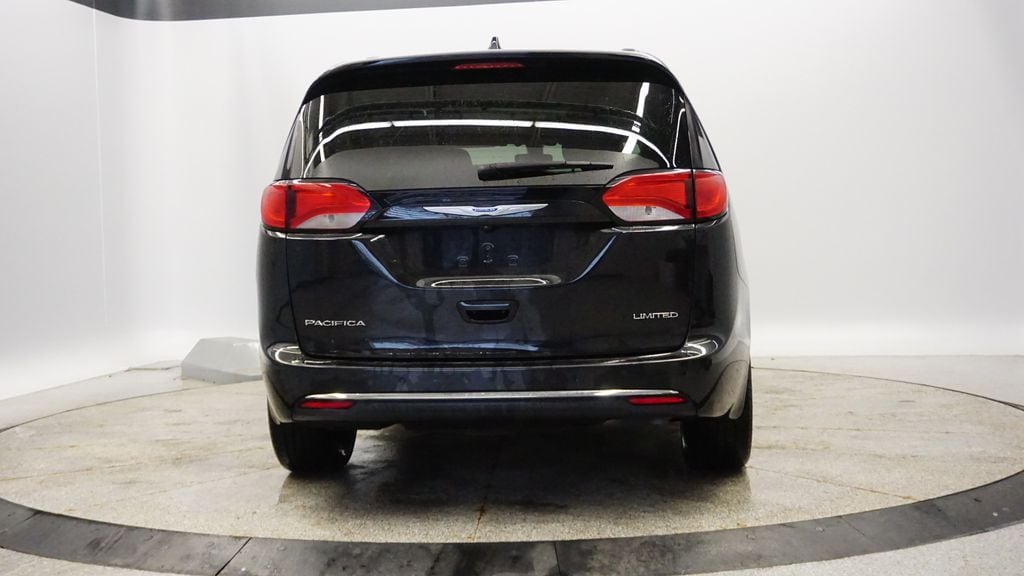 Thumbnail: 2018 Chrysler Pacifica - 4