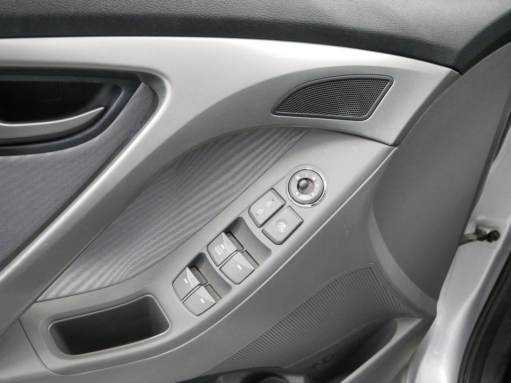 Thumbnail: 2013 Hyundai Elantra - 28