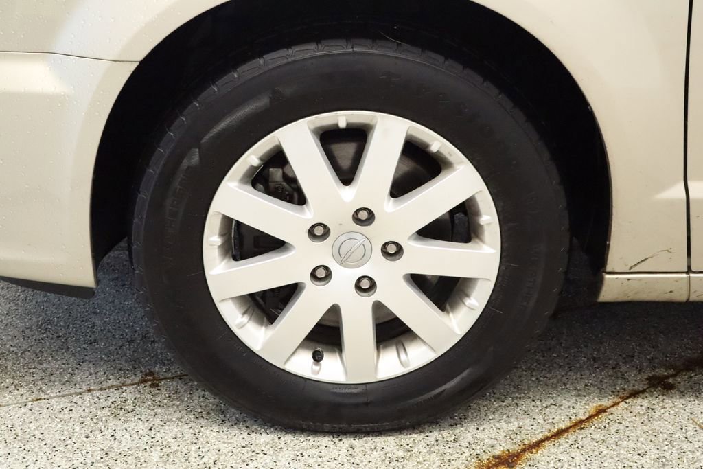 Thumbnail: 2014 Chrysler Town & Country - 11
