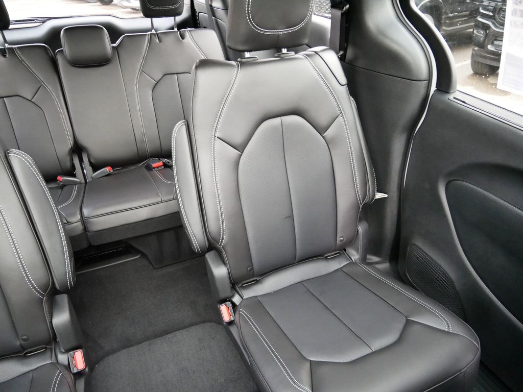 Thumbnail: 2026 Chrysler Pacifica - 21