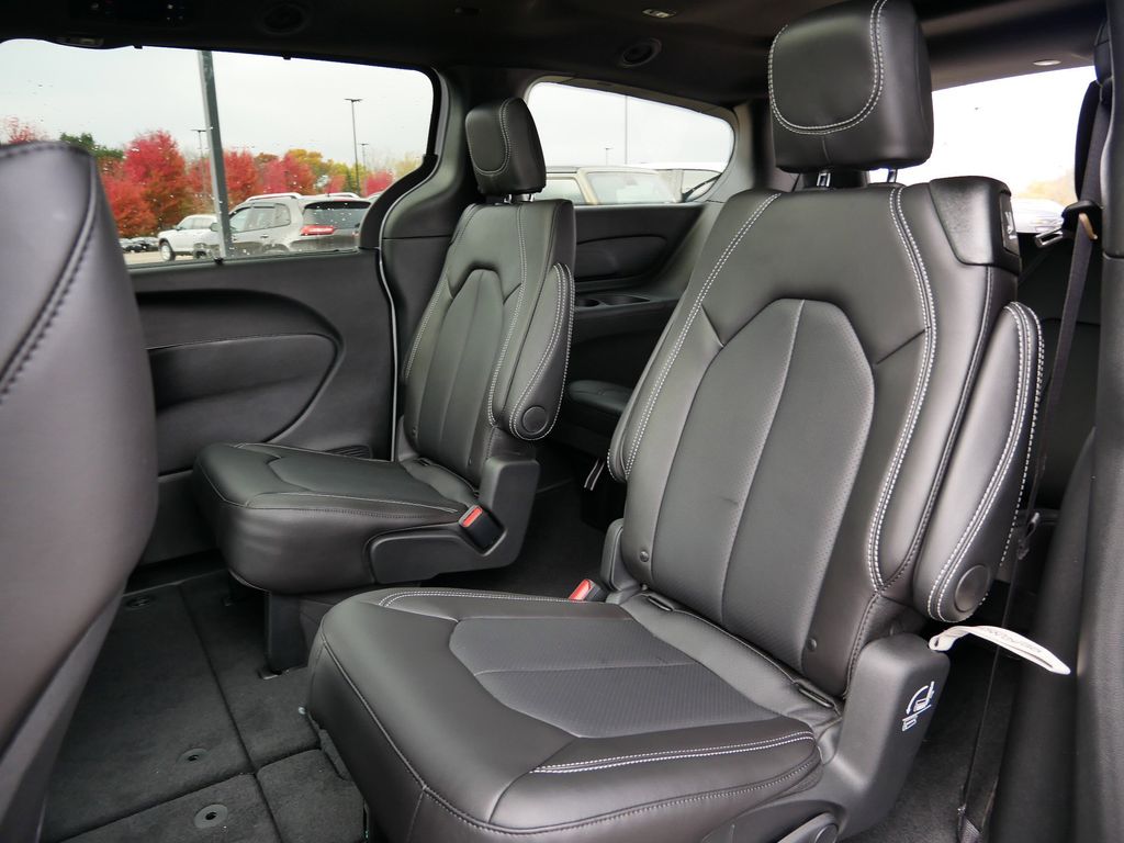 Thumbnail: 2026 Chrysler Pacifica - 9