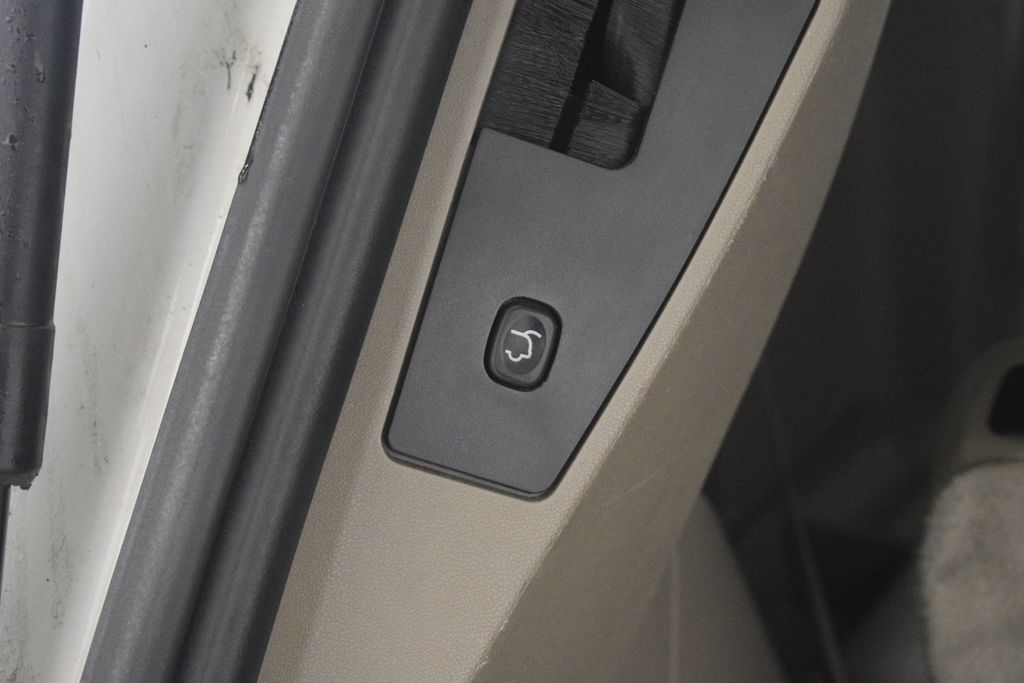 Thumbnail: 2015 Chrysler Town & Country - 21