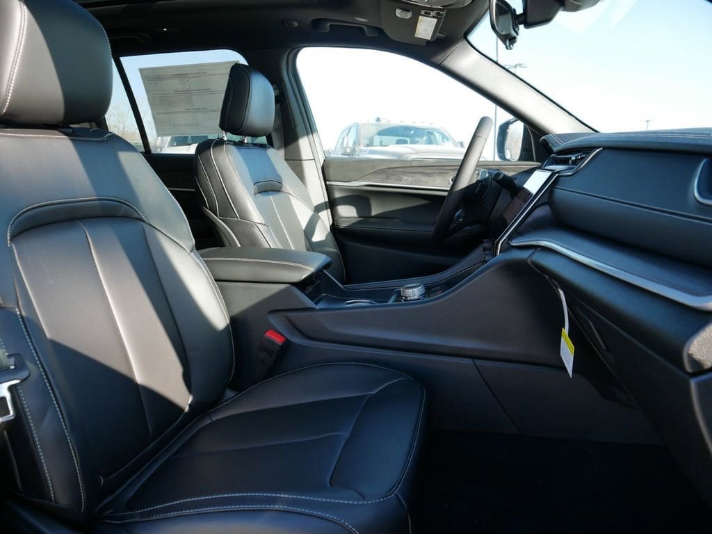 Thumbnail: 2025 Jeep Grand Cherokee - 25