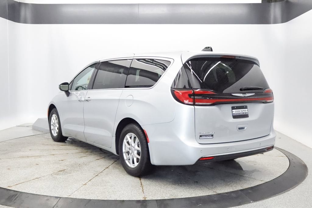 Thumbnail: 2023 Chrysler Pacifica - 3