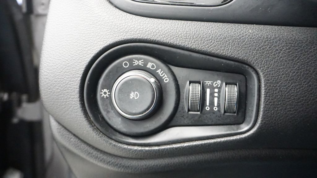 Thumbnail: 2016 Jeep Renegade - 35