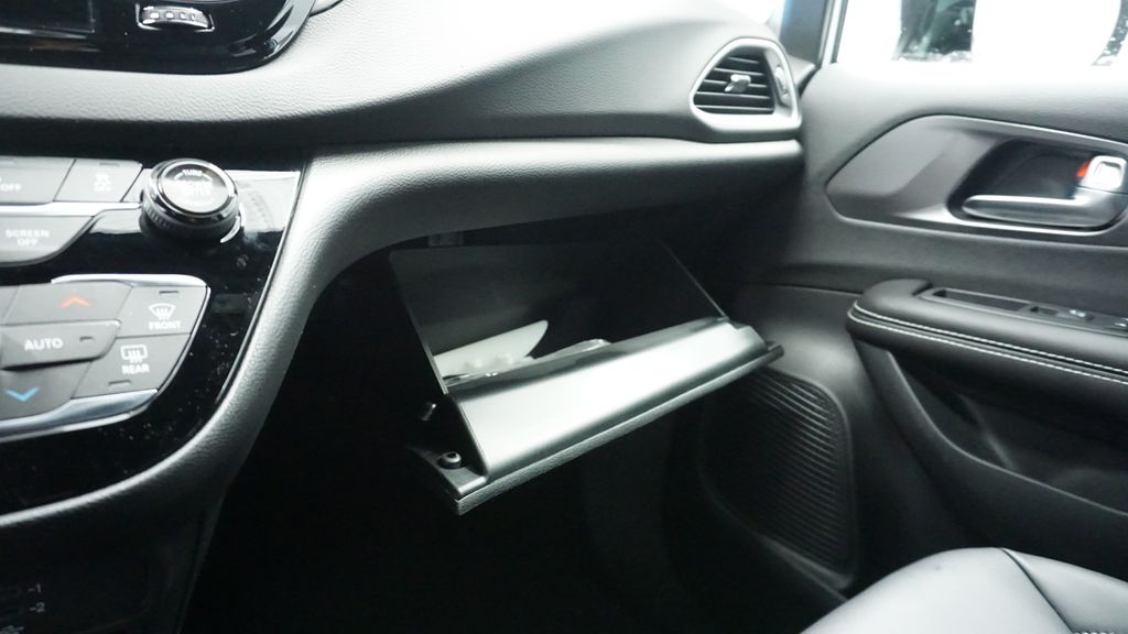 Thumbnail: 2026 Chrysler Voyager - 34