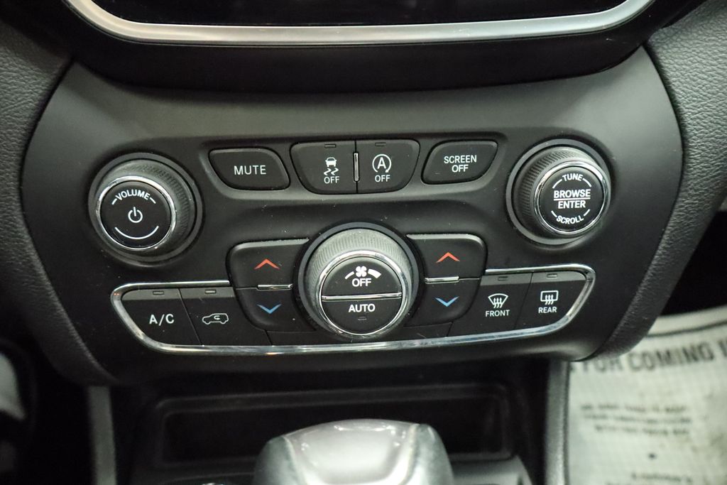 Thumbnail: 2021 Jeep Cherokee - 38