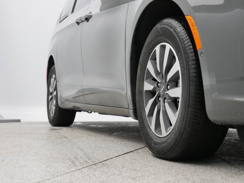 2025 Chrysler Pacifica Hybrid Select 6