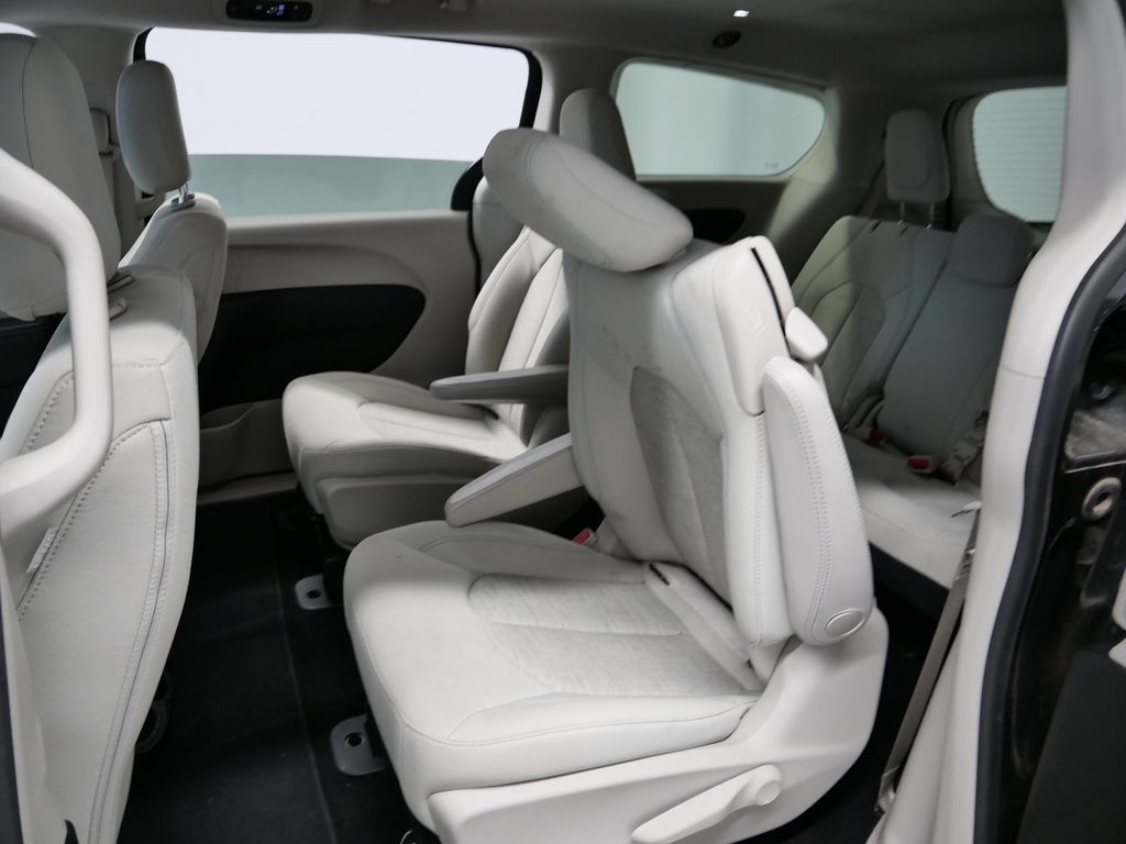 Thumbnail: 2018 Chrysler Pacifica - 23