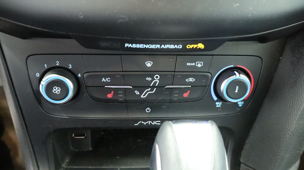 Thumbnail: 2015 Ford Focus - 28