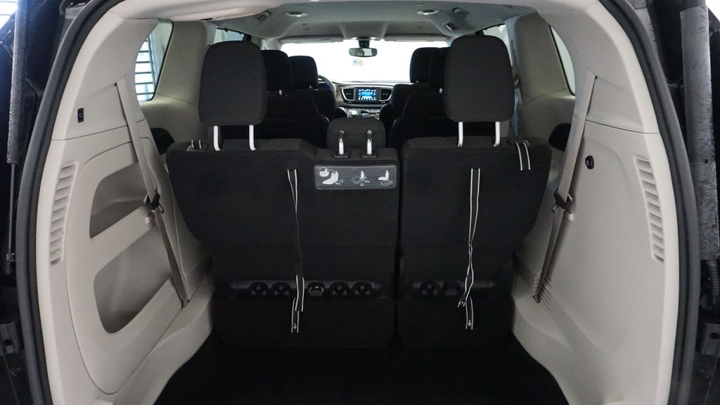 Thumbnail: 2018 Chrysler Pacifica - 17