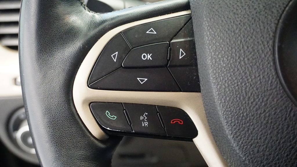 Thumbnail: 2017 Jeep Cherokee - 38