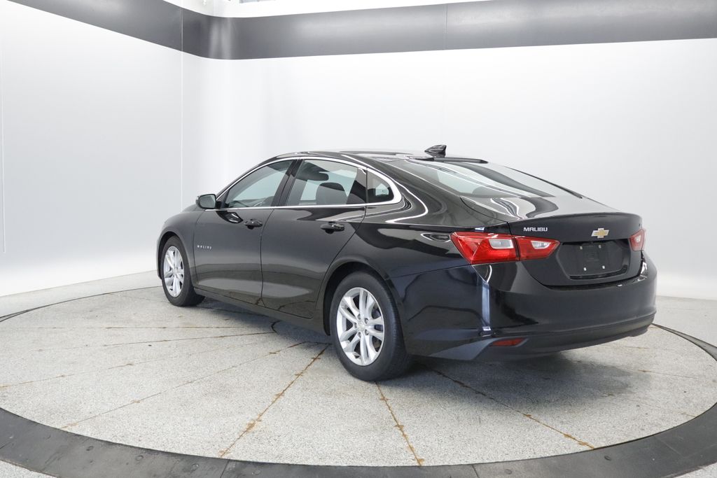Thumbnail: 2017 Chevrolet Malibu - 3