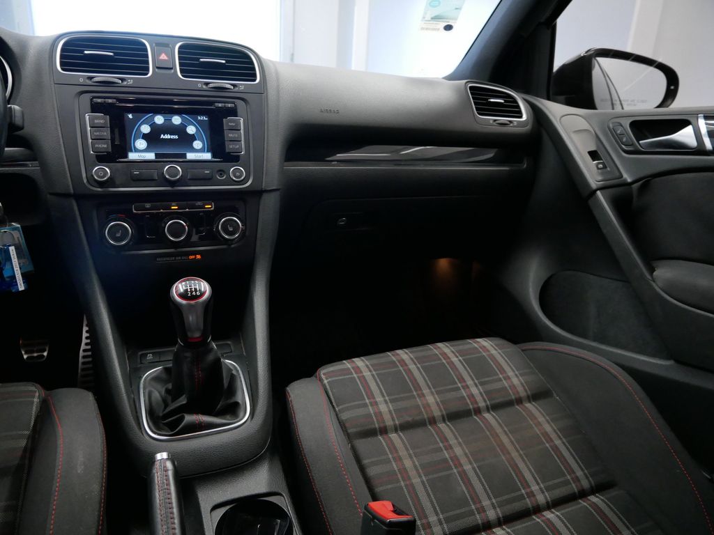 Thumbnail: 2012 Volkswagen Golf - 9