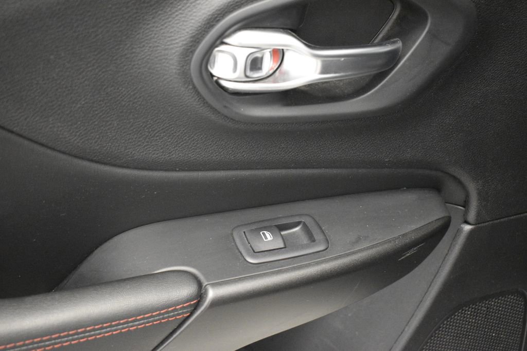 Thumbnail: 2019 Jeep Cherokee - 28