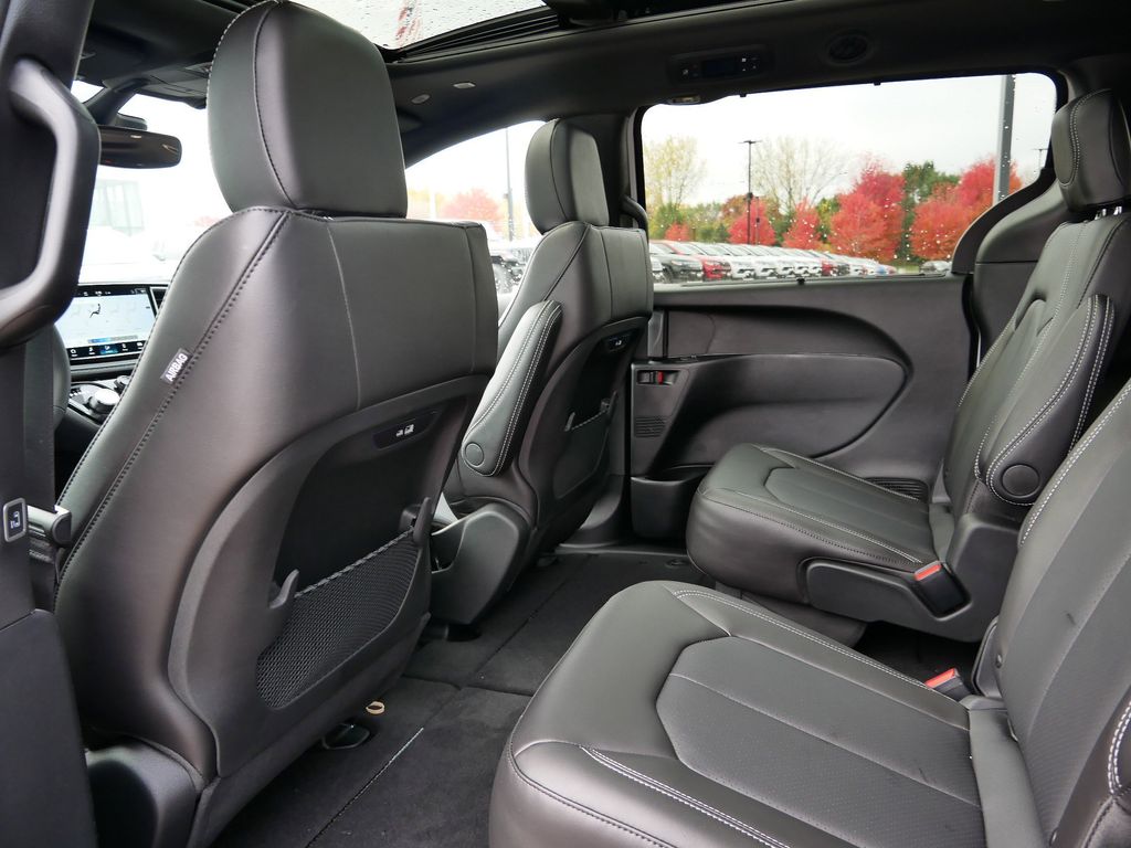 Thumbnail: 2026 Chrysler Pacifica - 8