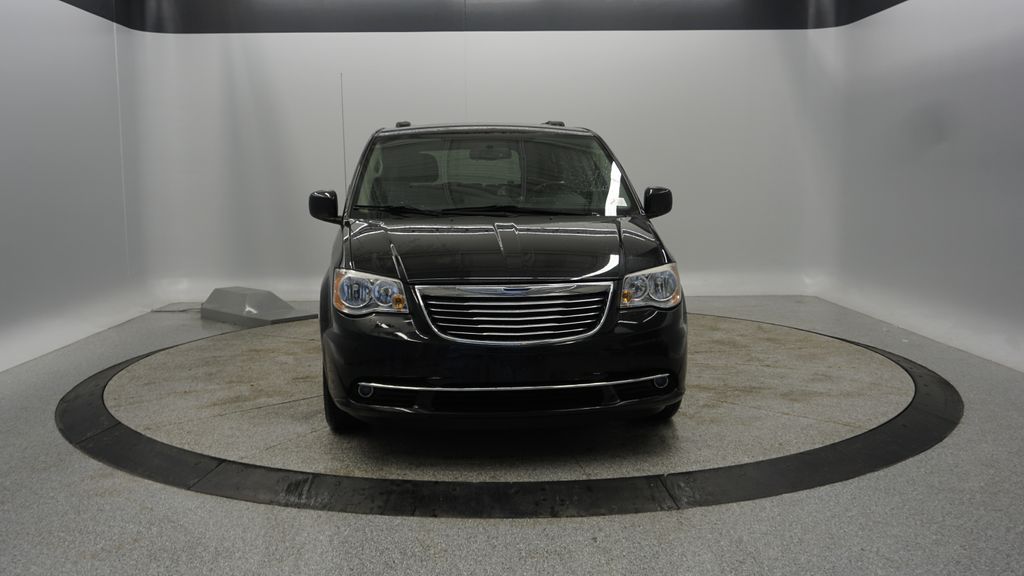 Thumbnail: 2014 Chrysler Town & Country - 15