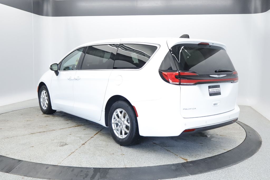 Thumbnail: 2023 Chrysler Pacifica - 3