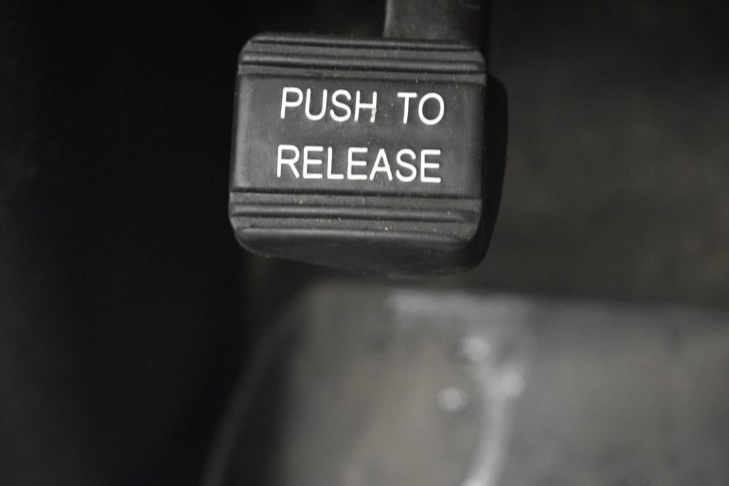 Thumbnail: 2014 Chrysler Town & Country - 31