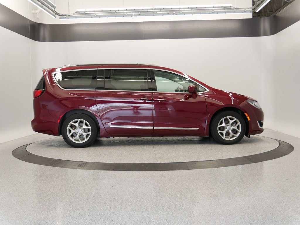 Thumbnail: 2019 Chrysler Pacifica - 8