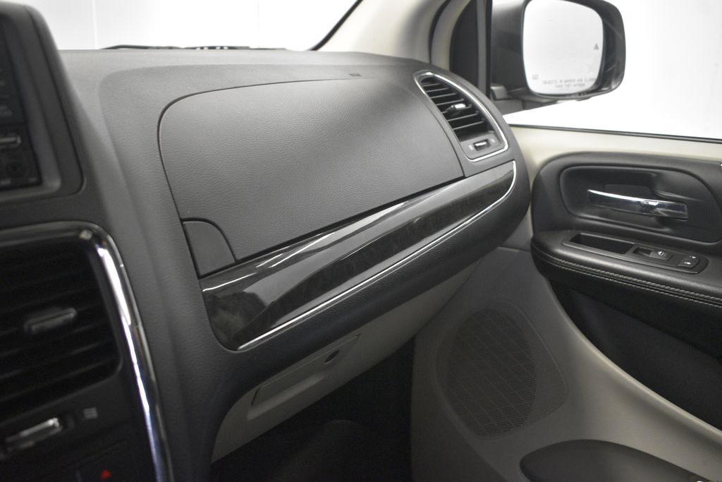 Thumbnail: 2014 Chrysler Town & Country - 43