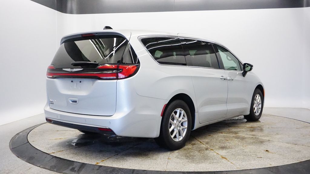 Thumbnail: 2024 Chrysler Pacifica - 5