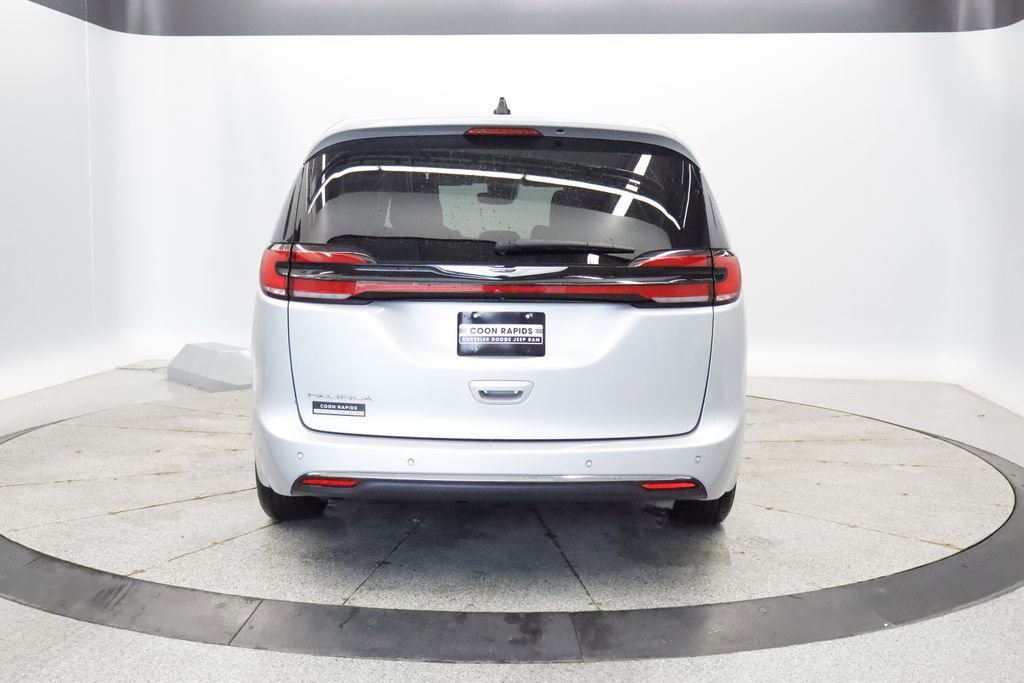Thumbnail: 2023 Chrysler Pacifica - 4