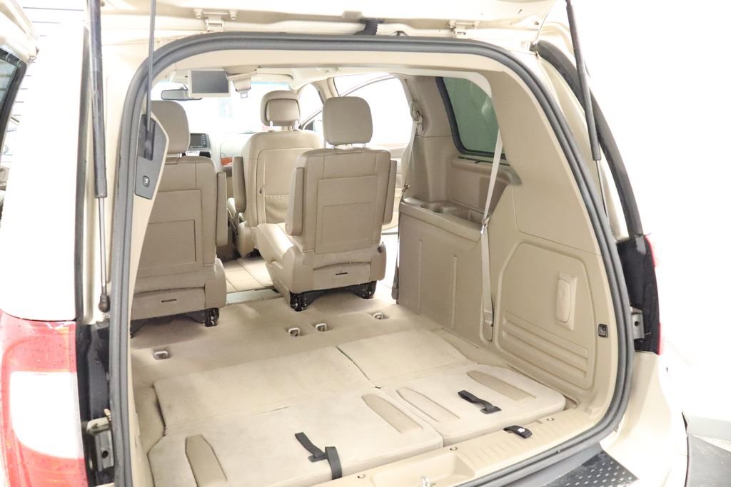 Thumbnail: 2014 Chrysler Town & Country - 35