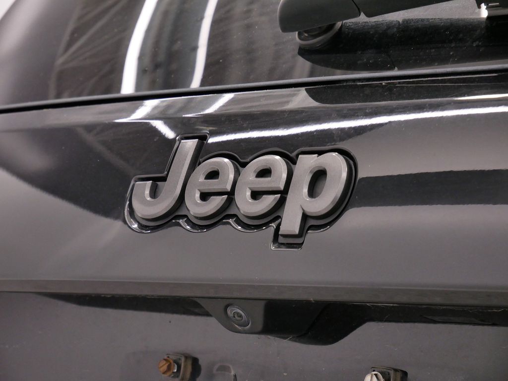 Thumbnail: 2021 Jeep Grand Cherokee - 21