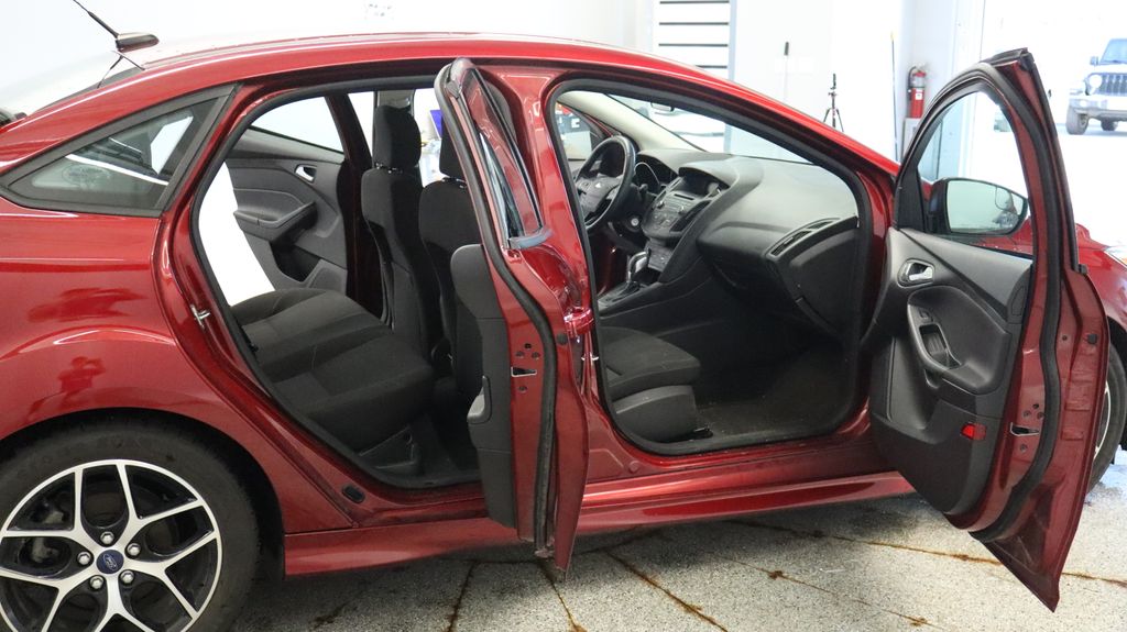 Thumbnail: 2015 Ford Focus - 14
