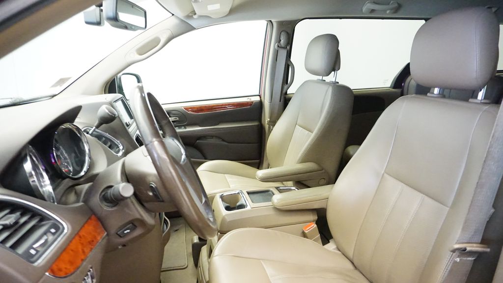 Thumbnail: 2013 Chrysler Town & Country - 22