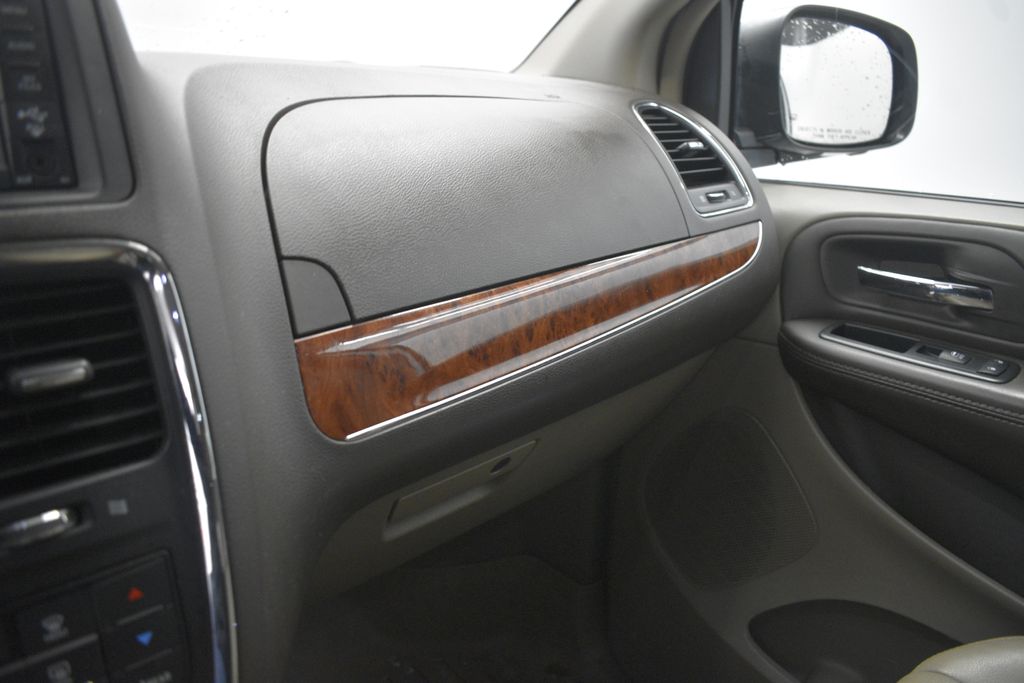 Thumbnail: 2015 Chrysler Town & Country - 40